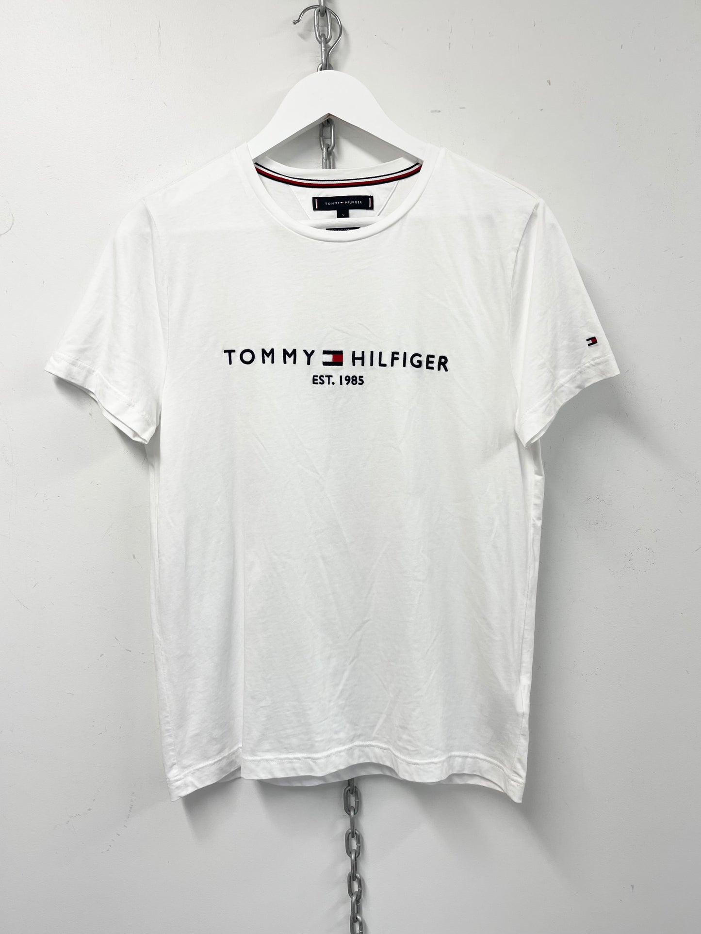 TOMMY HILFIGER | Essential Crew Neck Logo T Shirt